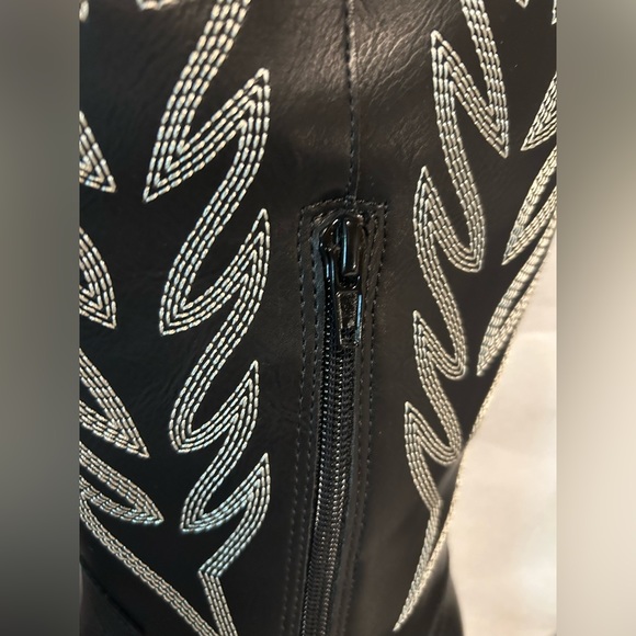 NWT Maurice’s 8.5 black embroidered cowboy boots - Picture 4 of 7